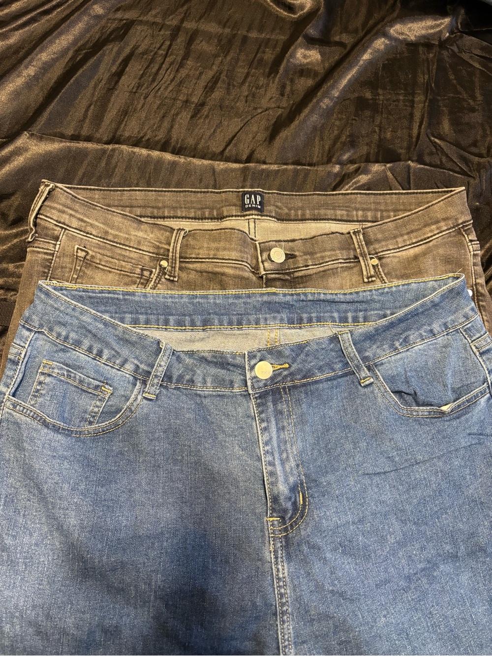 Bundle Women’s Midwash Blue and gray skinny Jeans. One is gap other unsure of